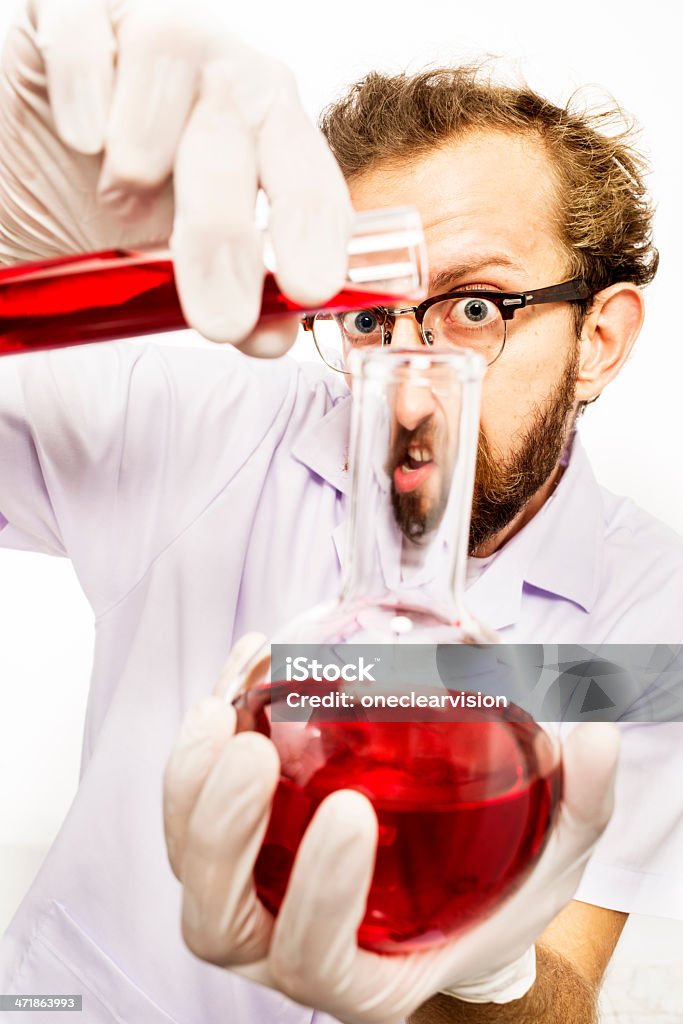 Scienziato pazzo con liquido rosso - Foto stock royalty-free di Bizzarro