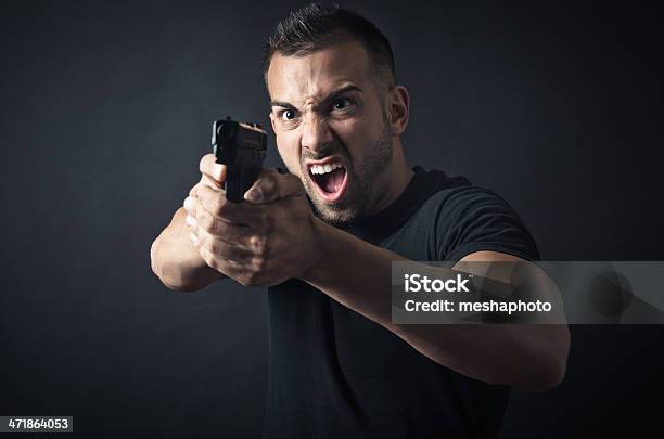 Man Pointing Gun Foto de stock y más banco de imágenes de Adulto - Adulto, Adulto joven, Amenazas