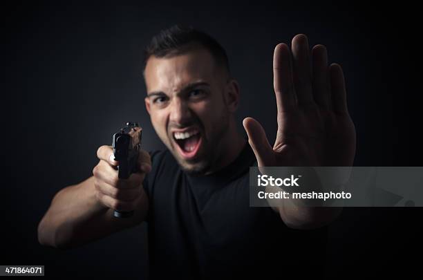 Uomo In Pistola Puntamento E Dire Arresto - Fotografie stock e altre immagini di Adulto - Adulto, Arma da fuoco, Autodifesa