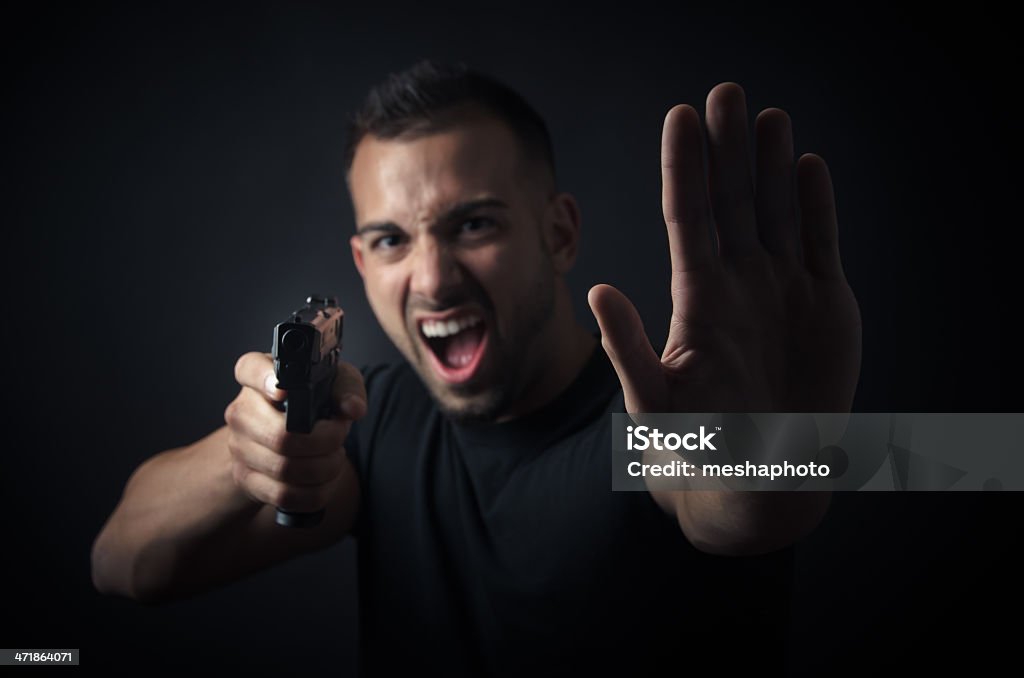 Homem apontando cartucho de arma e dizendo parada - Foto de stock de Adulto royalty-free