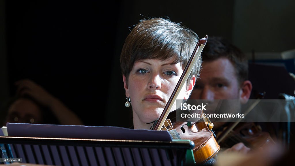 Rang et fichier violoniste rehearsing d'orchestre - Photo de Adulte libre de droits