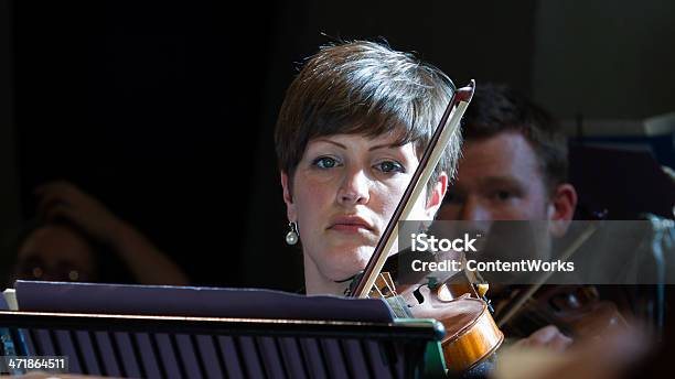 Photo libre de droit de Rang Et Fichier Violoniste Rehearsing Dorchestre banque d'images et plus d'images libres de droit de Adulte - Adulte, Adulte d'âge moyen, Art