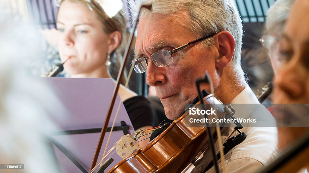 Viola игрок в Оркестр - Стоковые фото Пожилой возраст роялти-фри