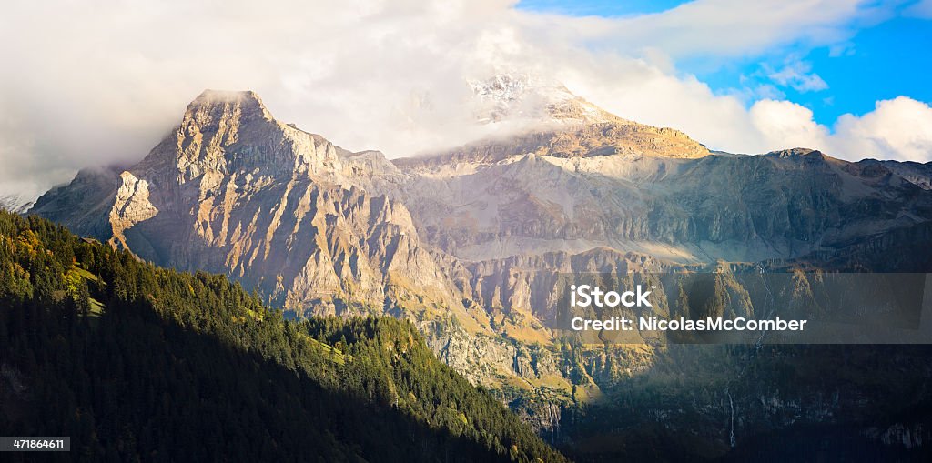 Alpes suizos: Romper las nubes - Foto de stock de Aire libre libre de derechos