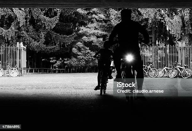 Due Persone Ciclismo Bianco E Nero - Fotografie stock e altre immagini di Ambientazione esterna - Ambientazione esterna, Bianco e nero, Bicicletta