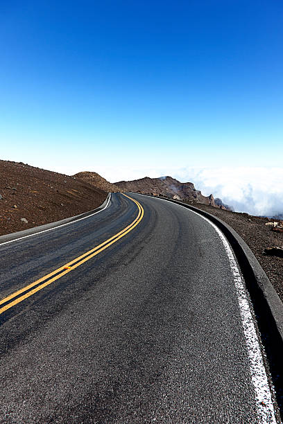 highway acima das nuvens - haleakala national park mountain winding road road - fotografias e filmes do acervo