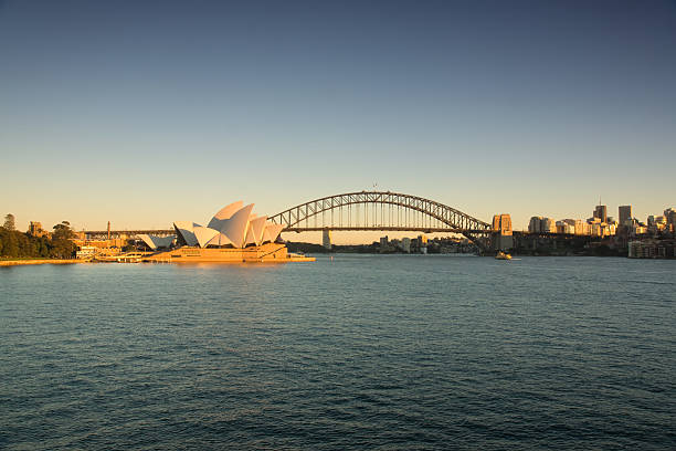 сидней от mrs macquaries точка (sunrise) - sydney australia sydney harbor bridge opera house sydney opera house стоковые фото и изображения