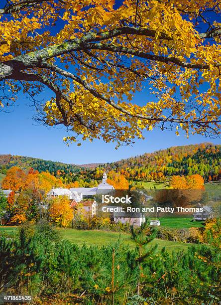 Foto de Outono Na Nova Inglaterra Vermont e mais fotos de stock de Cidade Pequena Americana - Cidade Pequena Americana, Outono, Cena Rural