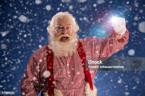 Pictures Of Vintage Real Санта Клаус Ловить Снег Снежинками — стоковые фотографии и другие картинки Активный пенсионер