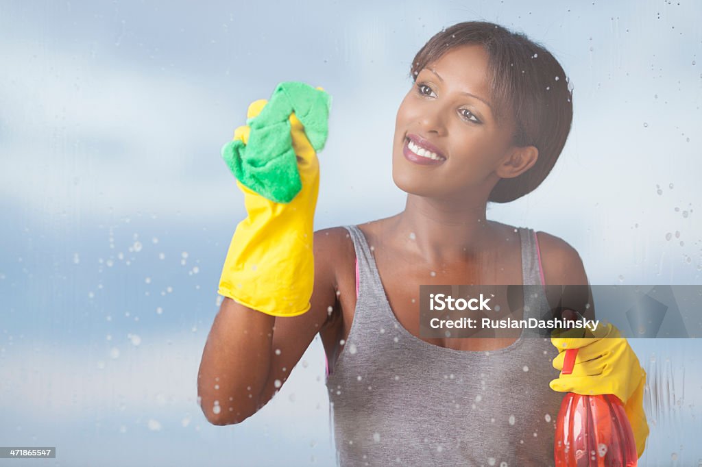 Okno czyszczenia. - Zbiór zdjęć royalty-free (20-29 lat)