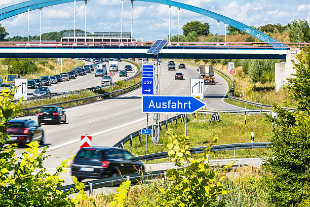оживленном шоссе (ausfahrt/выезд - ausfahrt стоковые фото и изображения