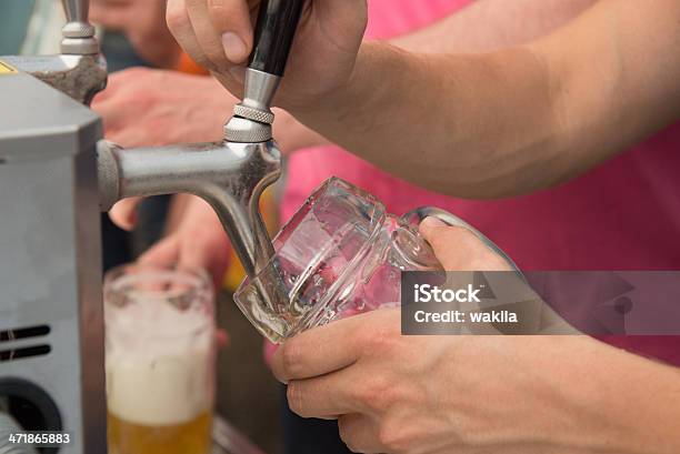 Beer Bierzapfen Beim Anstich Und Bieranstich - Fotografie stock e altre immagini di Alchol - Alchol, Alcolismo, Assetato