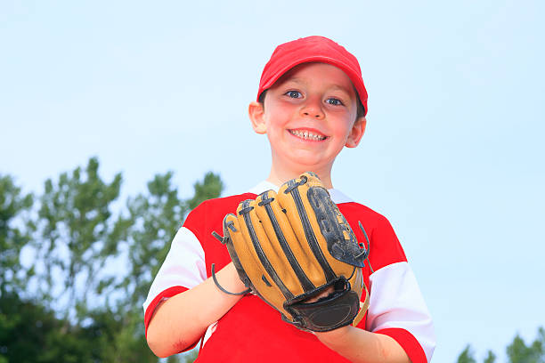 baseball garçon drôle de sourire - batting gloves photos et images de collection
