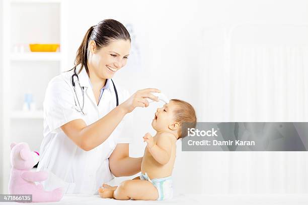 Pediatra Con Bebé Paciente Foto de stock y más banco de imágenes de 30-34 años - 30-34 años, 30-39 años, 6-11 meses
