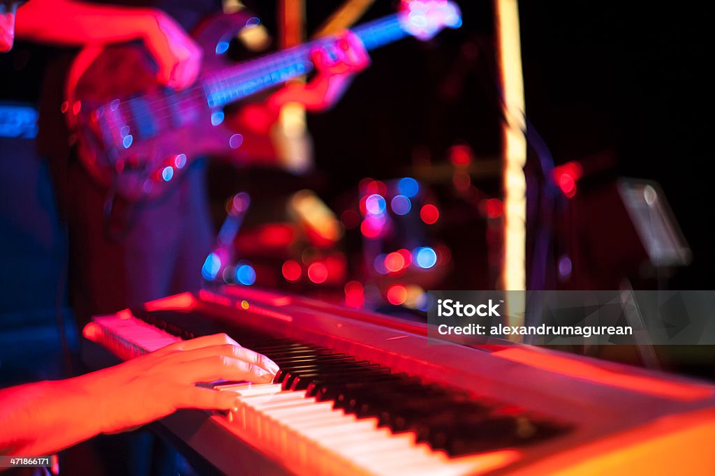 Músico tocando en electric teclado en jazz festival de música - Foto de stock de Aire libre libre de derechos