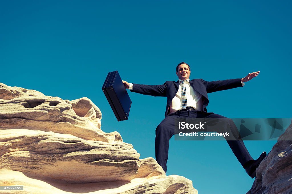 Biznes koncepcja ryzyka. Biznesmen w mountain top - Zbiór zdjęć royalty-free (Klif)