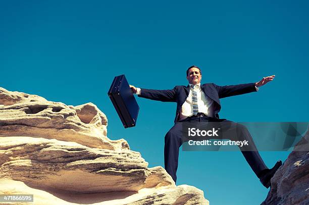 Biznes Koncepcja Ryzyka Biznesmen W Mountain Top - zdjęcia stockowe i więcej obrazów Klif - Klif, Równowaga, Zmiana
