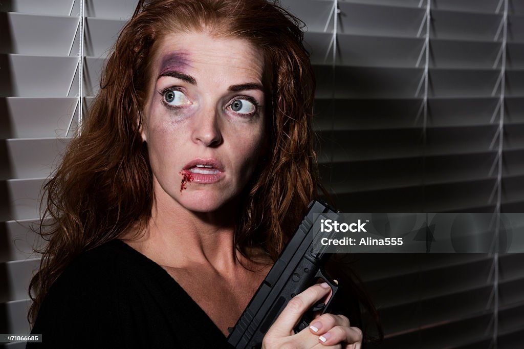 Punto di rottura: Abusato donna proteggere se stessa con un fucile - Foto stock royalty-free di Abuso
