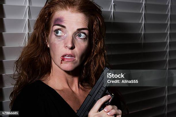 Dividir Ponto Abusos Mulher Protegese Com Uma Arma - Fotografias de stock e mais imagens de 40-49 Anos