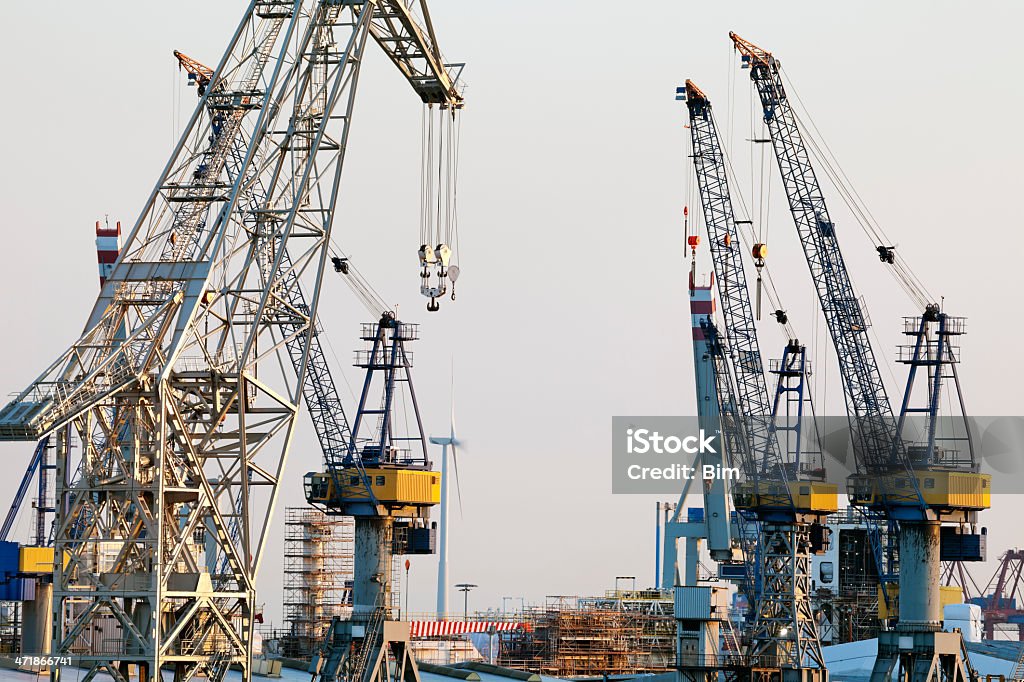 Chantier naval de grues à la tombée de la nuit, le port de Hambourg, Allemagne - Photo de Affaires libre de droits