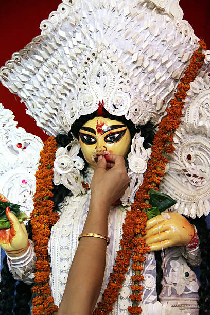 indian deity culto: de durga puja - sculpture clay human face human head imagens e fotografias de stock