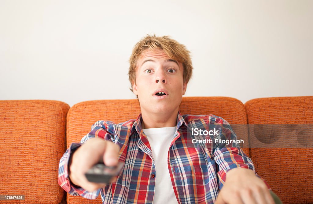 Medo de adolescente assistindo tv - Foto de stock de Aconchegante royalty-free