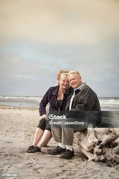 Foto de Feliz Casal Sênior Na Praia e mais fotos de stock de Piquenique - Piquenique, Praia, São Francisco - Califórnia