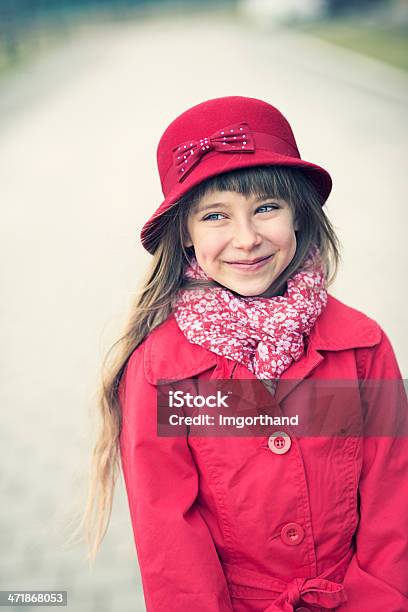 소녀만 레드 코트 6-7 살에 대한 스톡 사진 및 기타 이미지 - 6-7 살, 가을, 거리