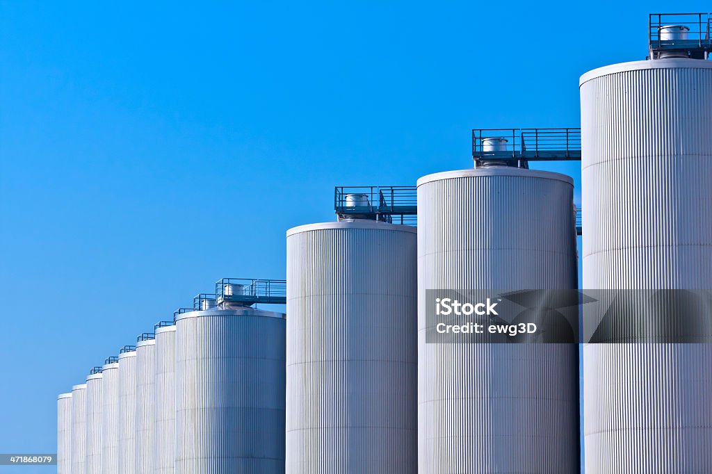 silos de aço na Cervejaria - Foto de stock de Cervejaria royalty-free