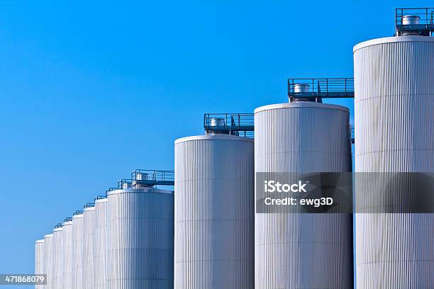 Foto de Silos De Aço Na Cervejaria e mais fotos de stock de Cervejaria - Cervejaria, Grande, Abastecer