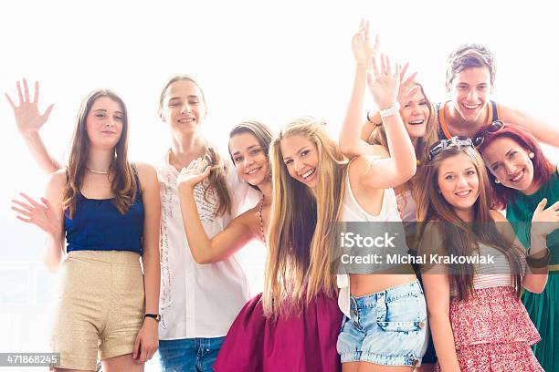Feliz Jóvenes Foto de stock y más banco de imágenes de Grupo de personas - Grupo de personas, Saludar con la mano, Saludar