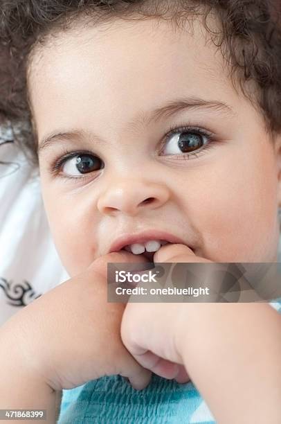 Feliz Niña Bebé Con Los Dedos En La Boca Foto de stock y más banco de imágenes de Afrodescendiente - Afrodescendiente, Alegre, Bebé