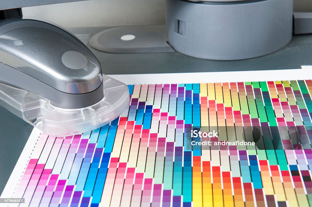 Tabela de cor CMYK com Spectrophotometer para calibrar máquinas de impressão - Foto de stock de Descrição de Cor royalty-free