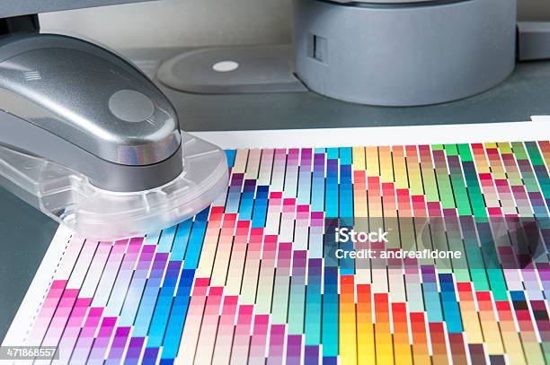 Foto de Tabela De Cor Cmyk Com Spectrophotometer Para Calibrar Máquinas De Impressão e mais fotos de stock de Descrição de Cor
