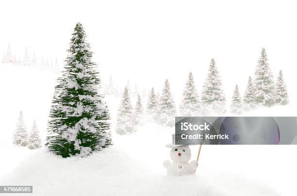 Studio Paesaggio Invernale Con Pupazzo Di Neve - Fotografie stock e altre immagini di Montagna - Montagna, Pupazzo di neve, Albero