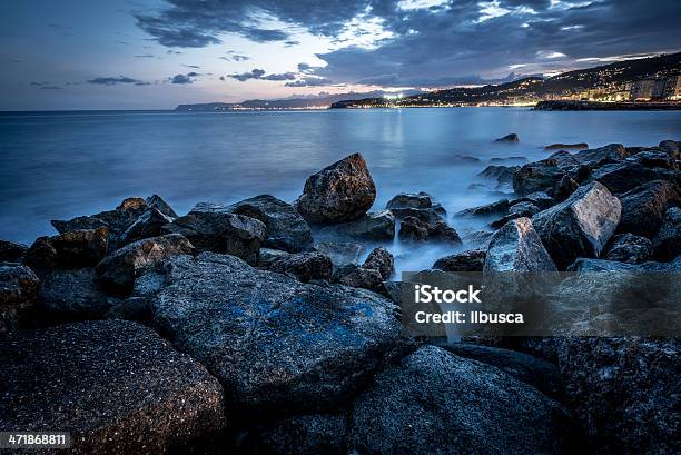 Mare Dellitalia Liguria Varazze A Notte - Fotografie stock e altre immagini di Acqua - Acqua, Ambientazione esterna, Ambientazione tranquilla