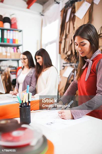 Estilista De Roupa No Seu Estúdio Para Pequenas Empresas - Fotografias de stock e mais imagens de Alfaiate - Ocupação