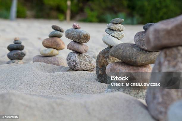 Zen Pedras Em Uma Praia - Fotografias de stock e mais imagens de Anoitecer - Anoitecer, Ao Ar Livre, Arranjo