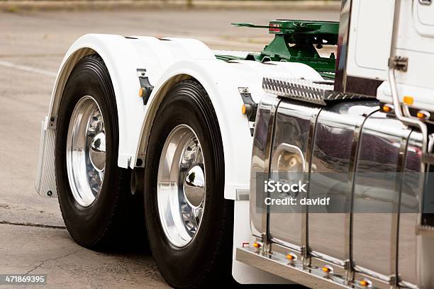 Ruedas De Carretilla Foto de stock y más banco de imágenes de Aire libre - Aire libre, Autopista, Camionero