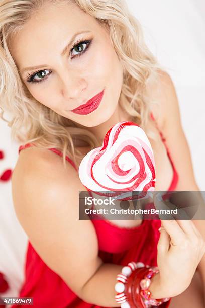 Valentine Uśmiechnięta Kobieta W Czerwona Bielizna Gospodarstwa Lollilop - zdjęcia stockowe i więcej obrazów 20-24 lata