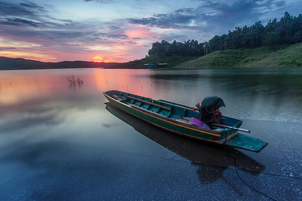 เรือประมงที่เขื่อนสิริกิติ์ , ประเทศไทย - sunset at sirikit dam ภาพสต็อก ภาพถ่ายและรูปภาพปลอดค่าลิขสิทธิ์