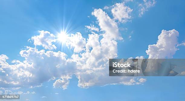 Blauer Himmel Stockfoto und mehr Bilder von Bedeckter Himmel - Bedeckter Himmel, Bildhintergrund, Blau