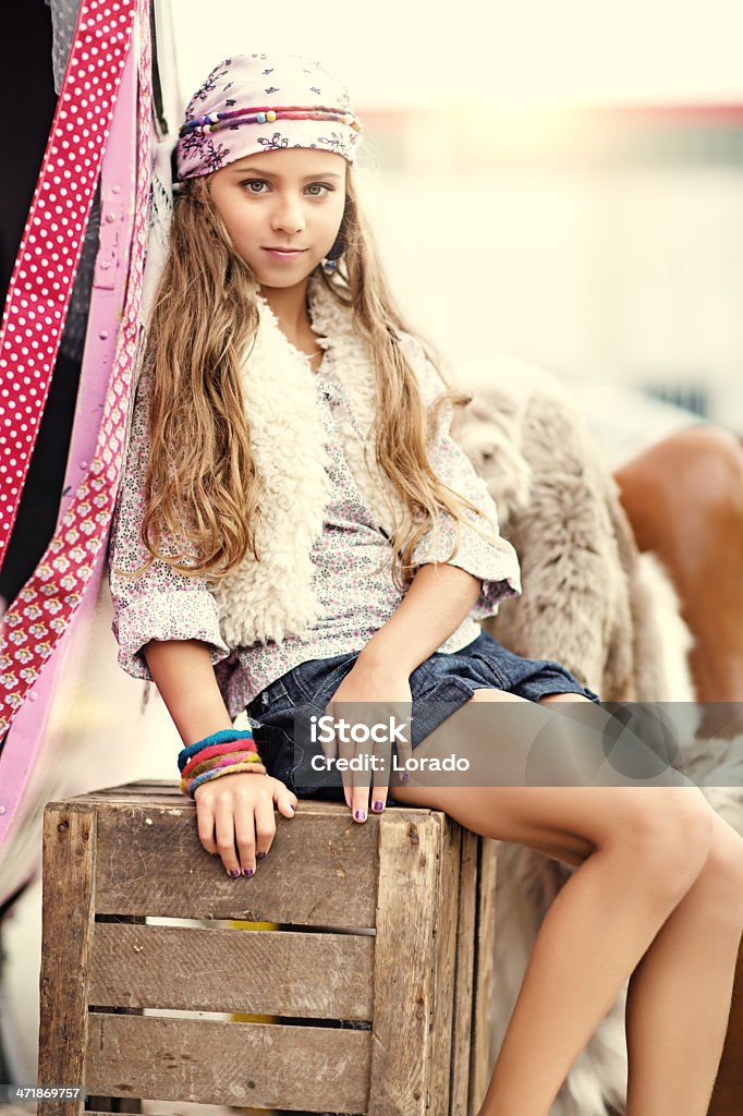 Цыганский девочка, которые позируют на открытом воздухе сидящий на поле - Стоковые фото Браслет роялти-фри