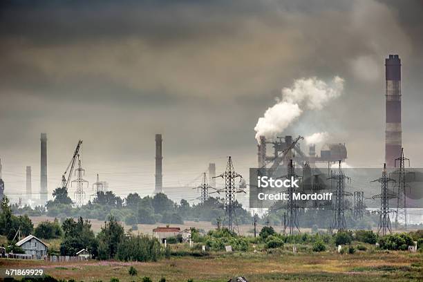 Wolken Über Steel Plant In Regnerischen Tag Stockfoto und mehr Bilder von Ausrüstung und Geräte - Ausrüstung und Geräte, Bauen, Bauwerk