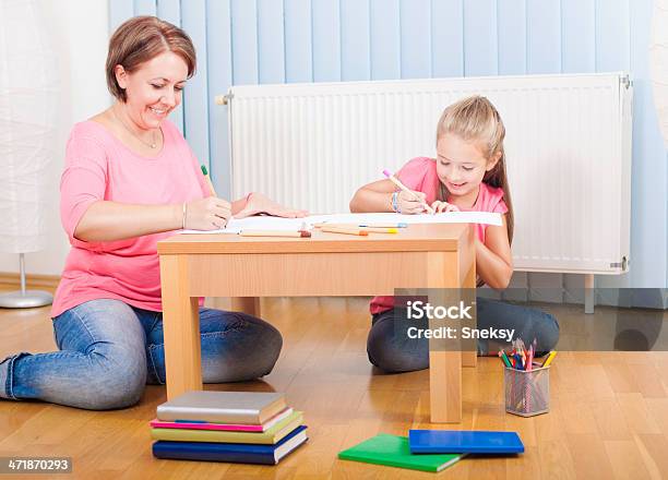 Madre E Hija De Dibujo Foto de stock y más banco de imágenes de Agarrar - Agarrar, Alegre, Aprender