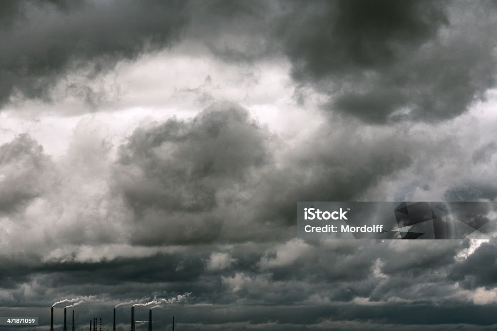 Rauchen industrial pipes gegen Hintergrund der thunderclouds - Lizenzfrei Abgas Stock-Foto