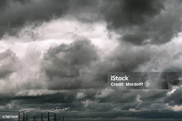 Fumar Industrial Tubos Contra Fundo De Thunderclouds - Fotografias de stock e mais imagens de Cano