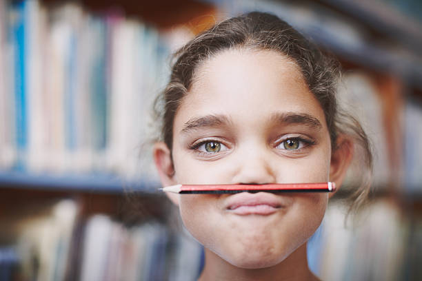 je souhaite emporter chez vous et amusez-vous ! - schoolgirl little girls crayon human face photos et images de collection