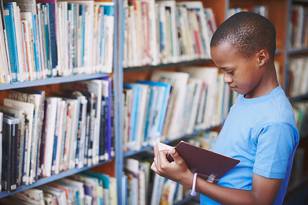 Bibliotecas es un lugar ideal para que las mentes creativas - foto de stock