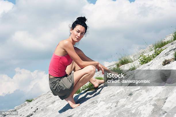 Kobieta Freeclimbing - zdjęcia stockowe i więcej obrazów Aktywny tryb życia - Aktywny tryb życia, Alpinizm, Bouldering